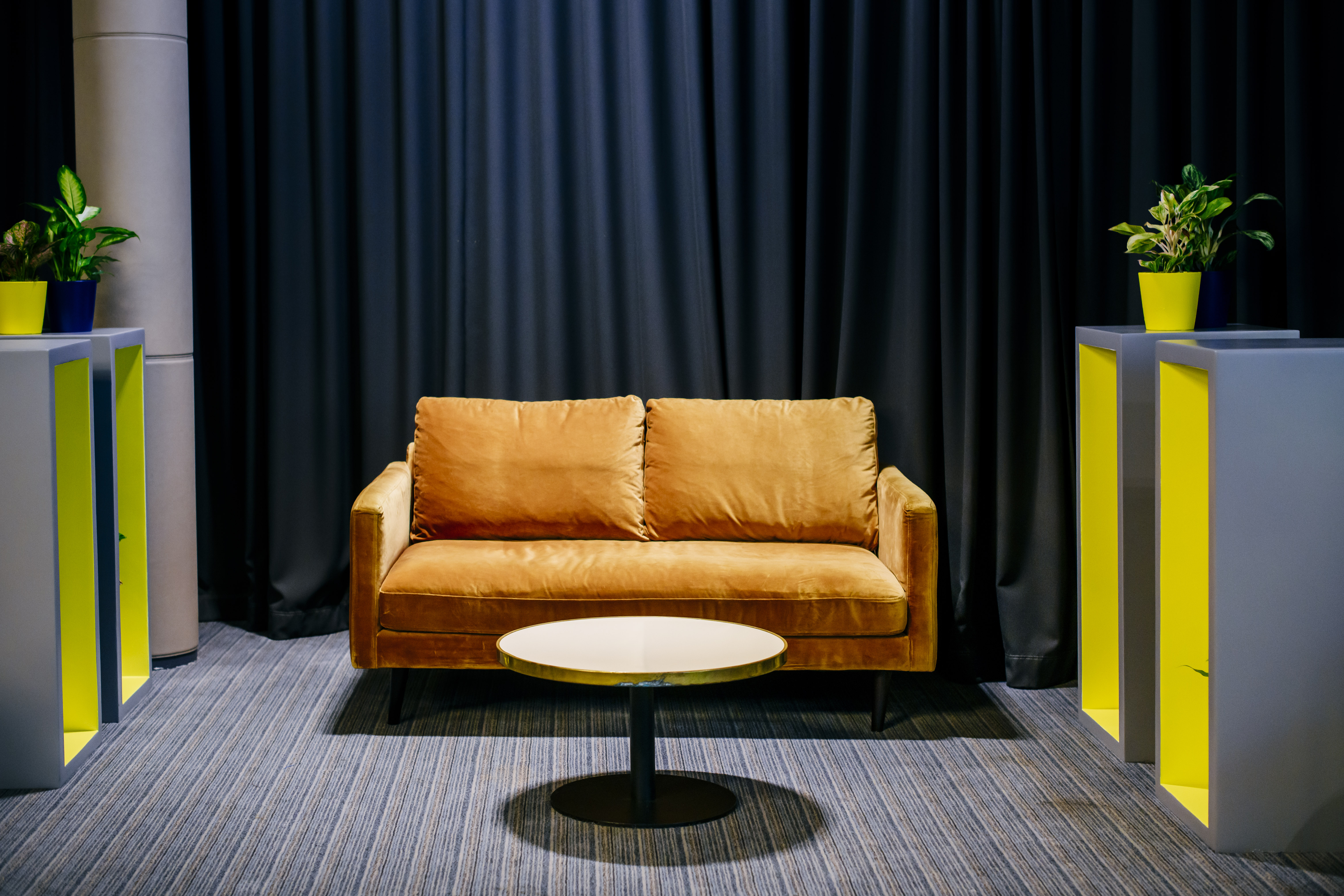 Rent-emaille-round-coffee-table-4