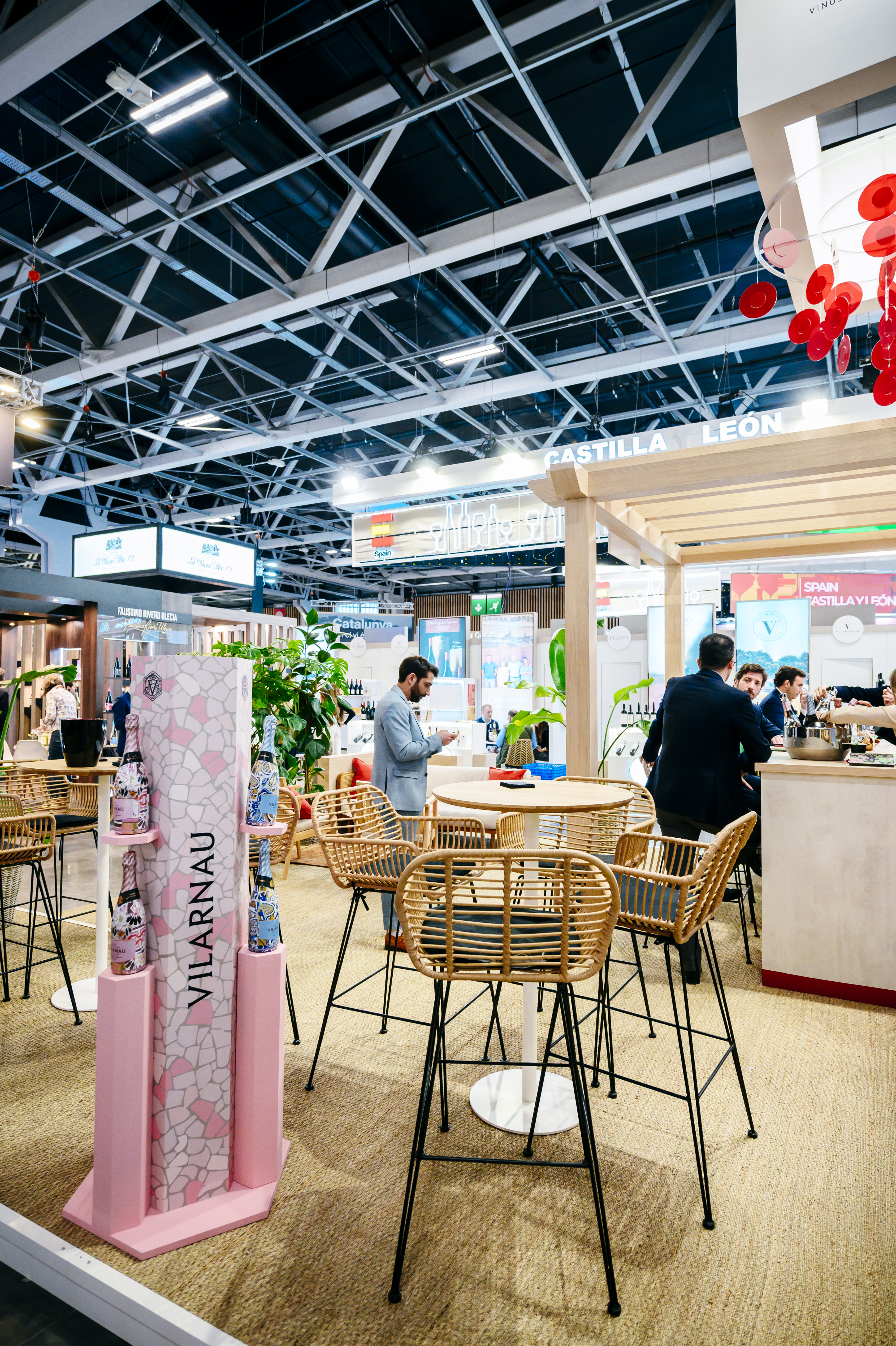 Rent-marielle-high-table-oak-round-white-foot-4