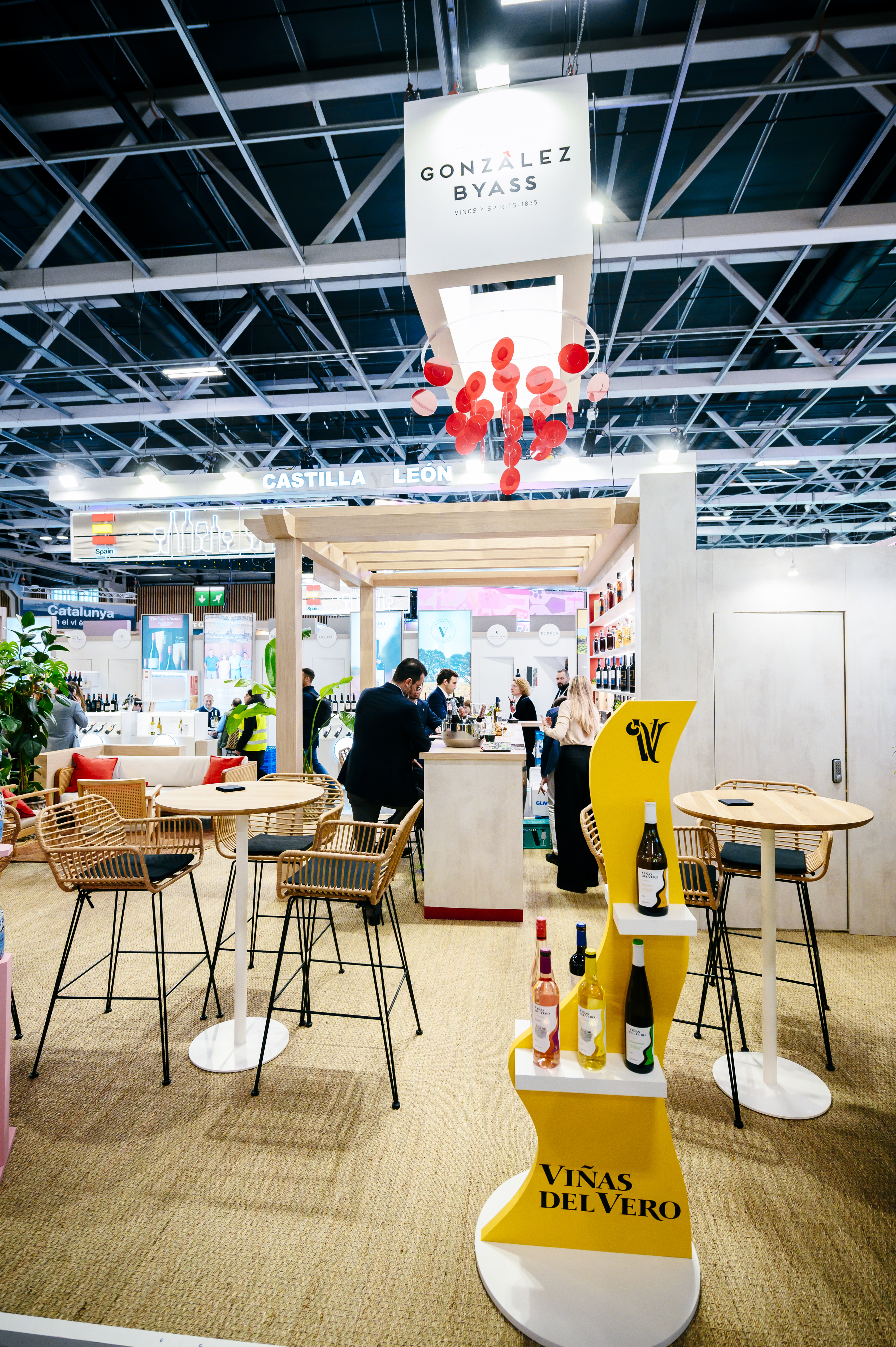 Rent-marielle-high-table-oak-round-white-foot-3