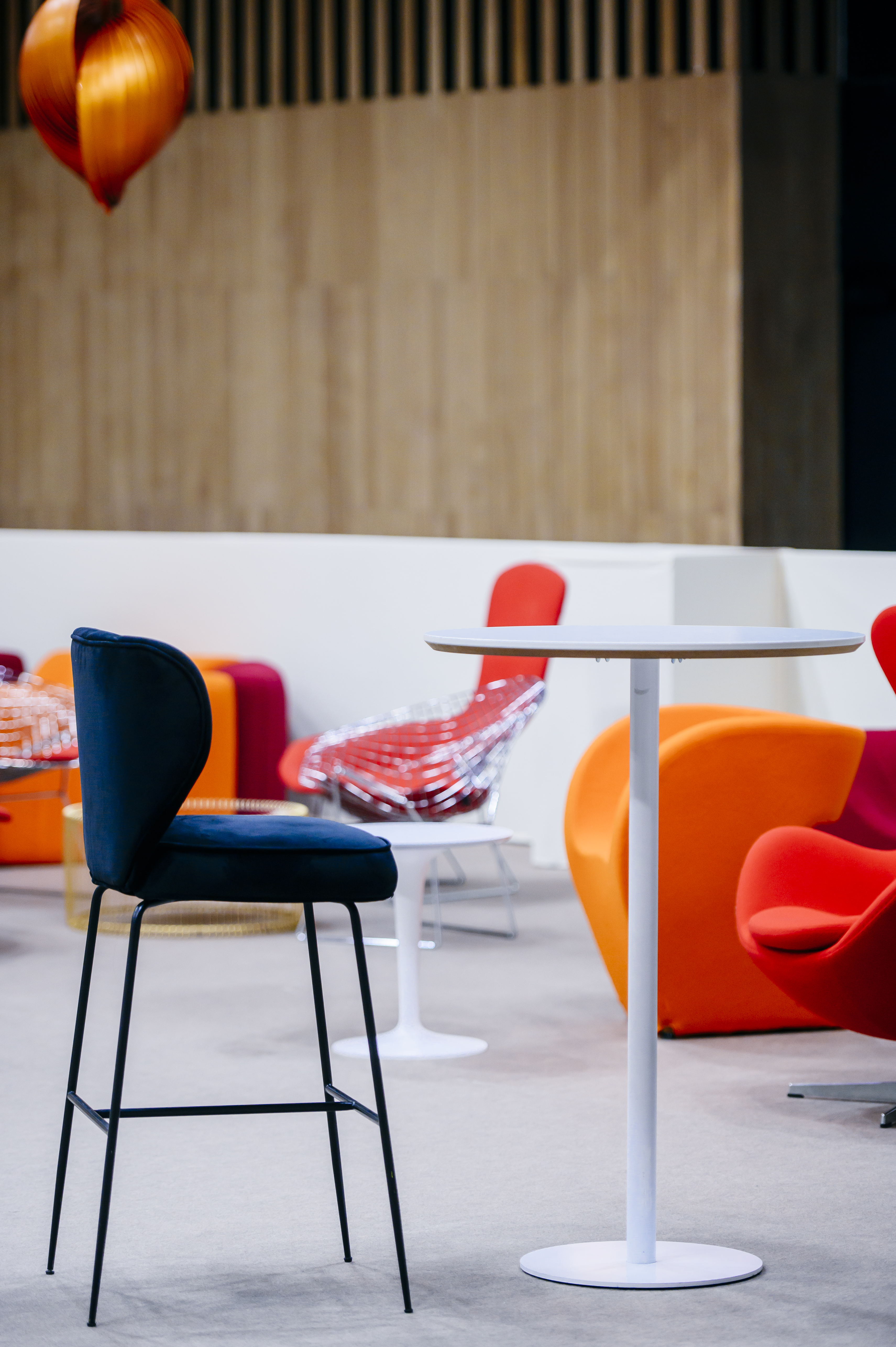 Location-mange-debout-marielle-rond-blanc-pied-blanc-5