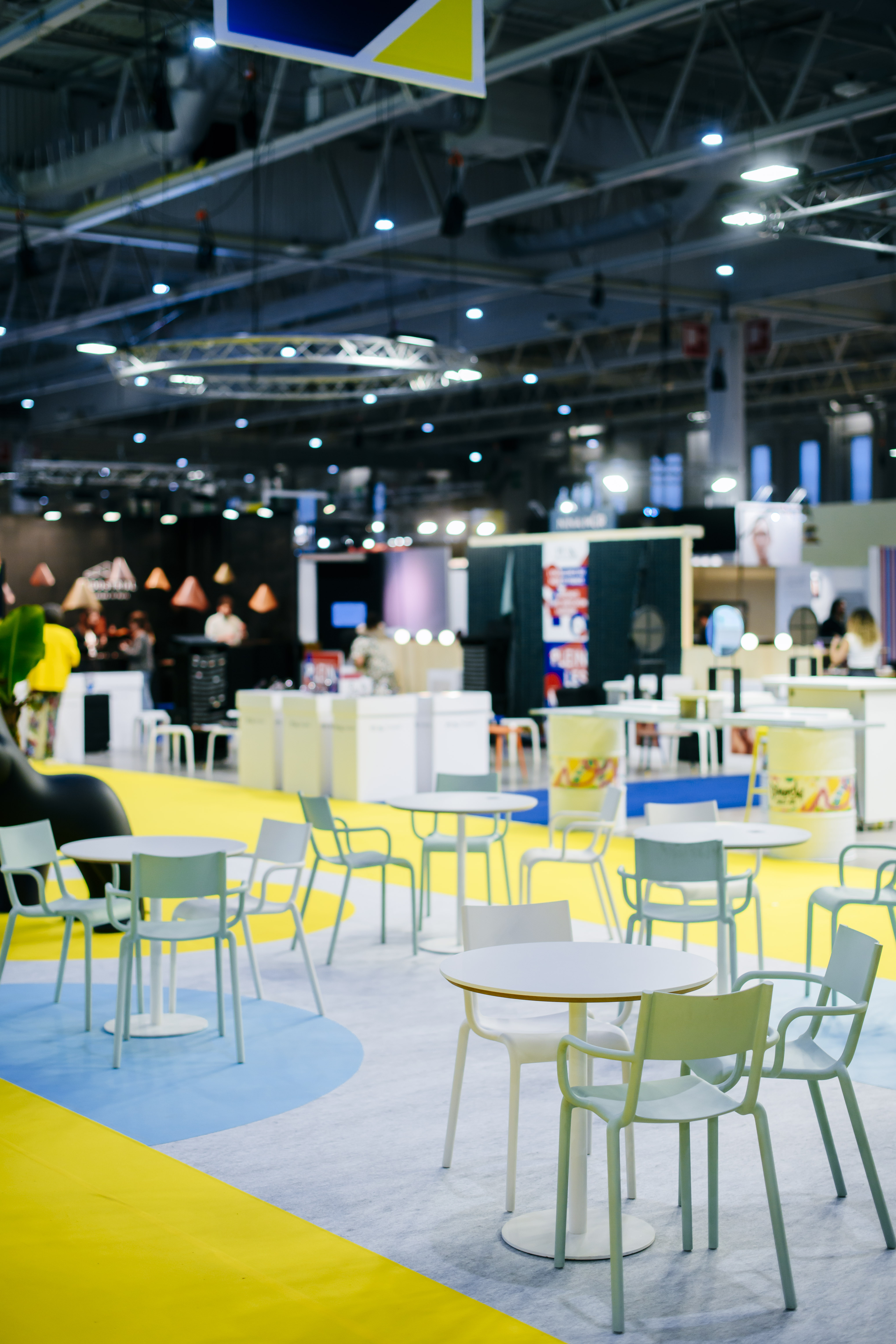 Location-gueridon-marielle-rond-blanc-pied-blanc-5