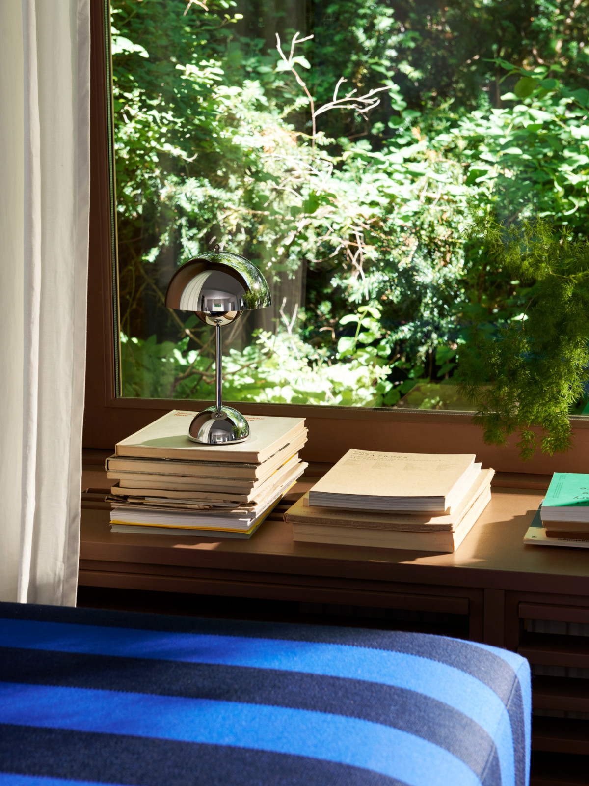 Rent-flowerpot-vp9-chrome-lamp-3