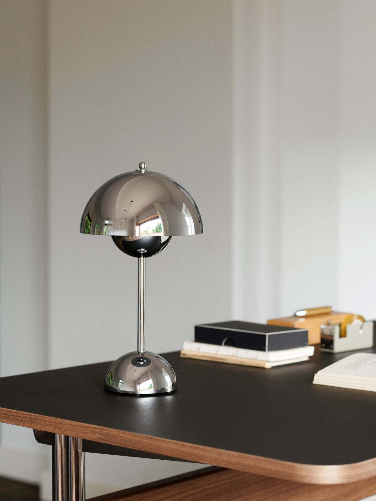 Rent-flowerpot-vp9-chrome-lamp-2