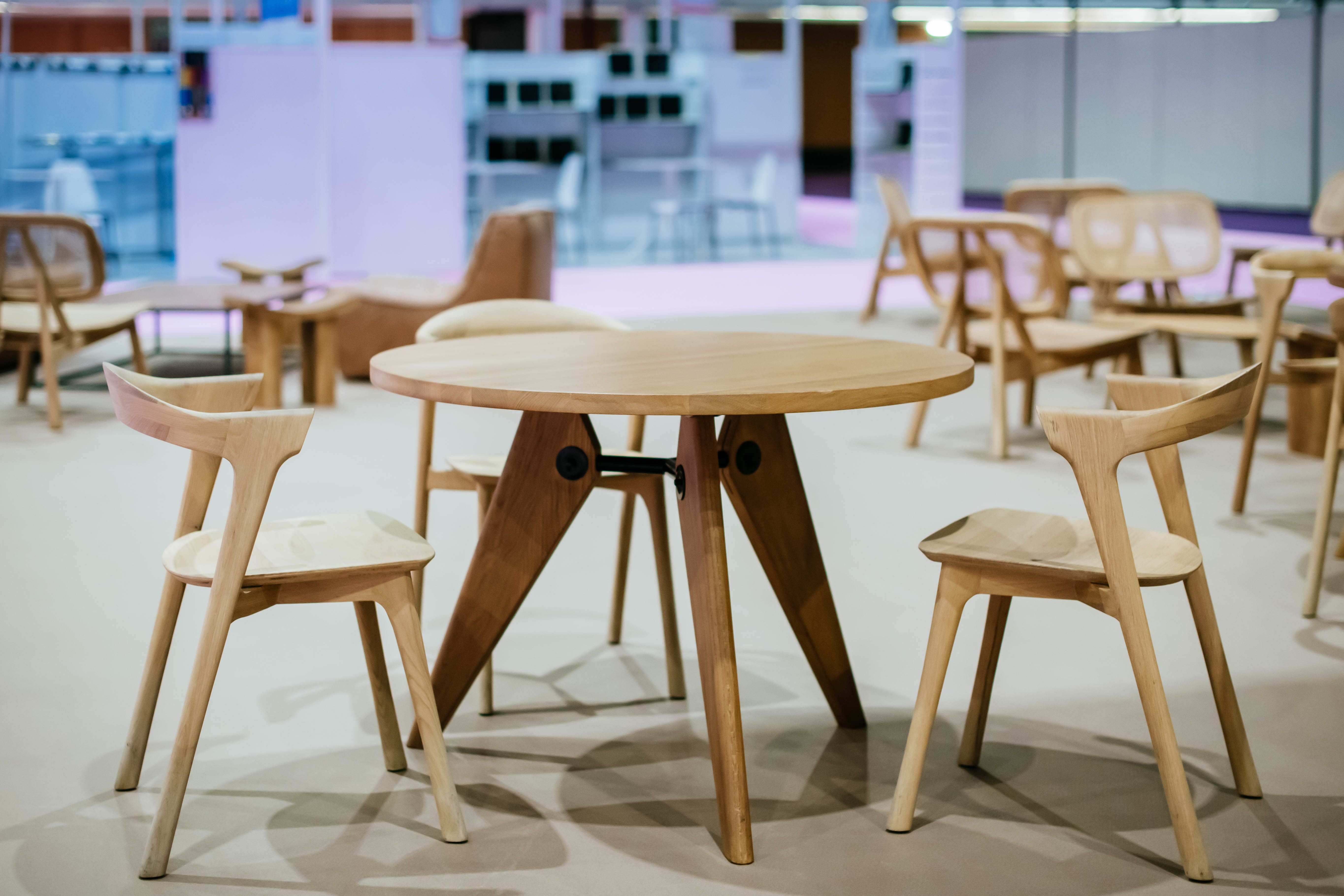 Illustration 9 du produit Jean Prouvé Pedestal Table D.150